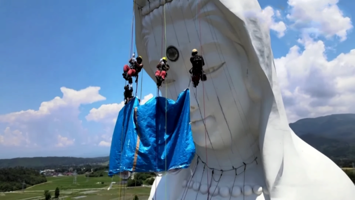 На статую буддийской богини в префектуре Фукусима в Японии надели 35-килограммовую маску (видео)