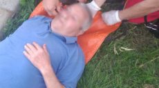 В Лозовском районе спасатели помогли пострадавшему — он напоролся на металлический провод (видео)