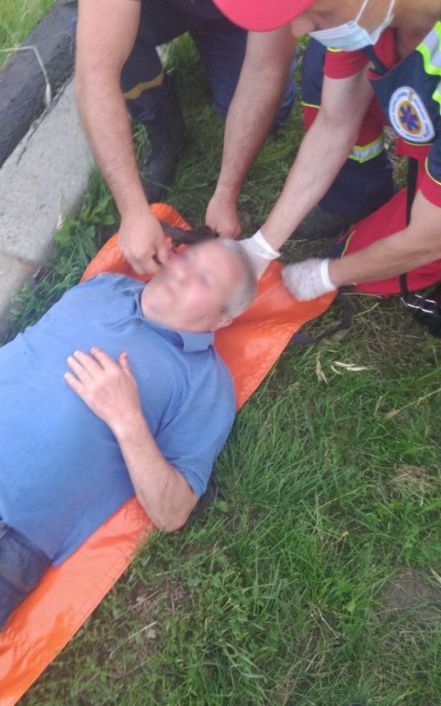 В Лозовском районе спасатели помогли пострадавшему — он напоролся на металлический провод (видео)