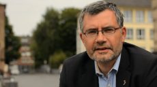 А если кто-то считает, что если он отведет глаза от действий России, то она с ним будет лучше обращаться, – тот очень-очень большой дурак, — Нитан