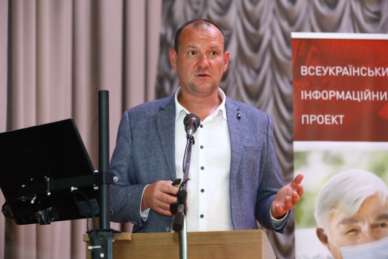 Сергей Дубров выступает на конференции по COVID-19 в Харьковском медуниверситете