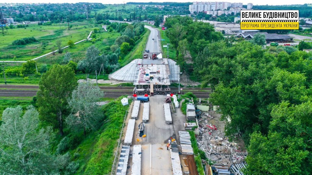 В Харьковской области на Песочинском мосту устанавливают новый ригель (фото)