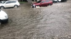 Дороги и дома затопило: в Харькове прошел ливень с градом (видео)