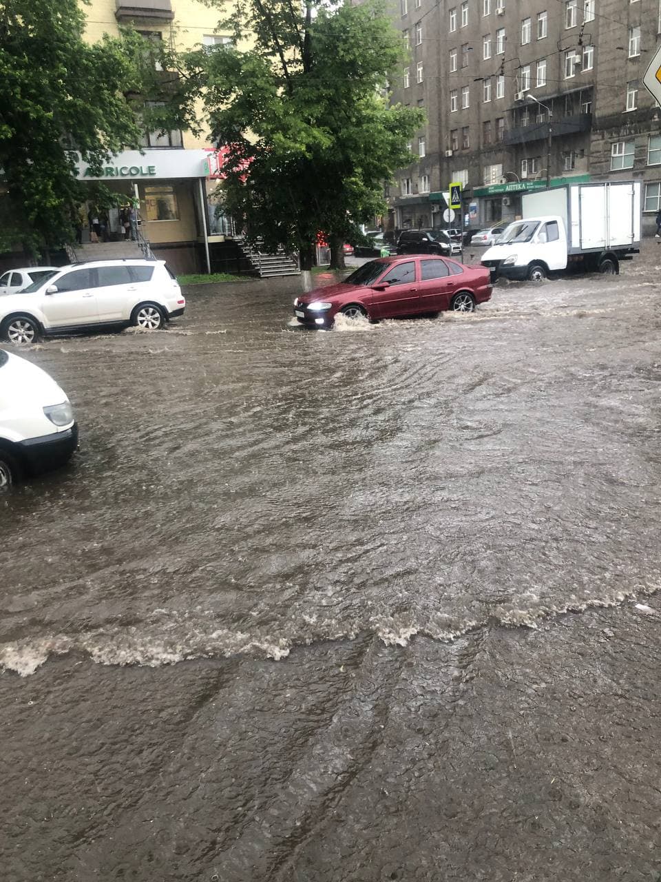 Дороги и дома затопило: в Харькове прошел ливень с градом (видео)