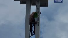 В Харькове копы составили админпротокол на парня, который разрисовал фонарный столб (фото)
