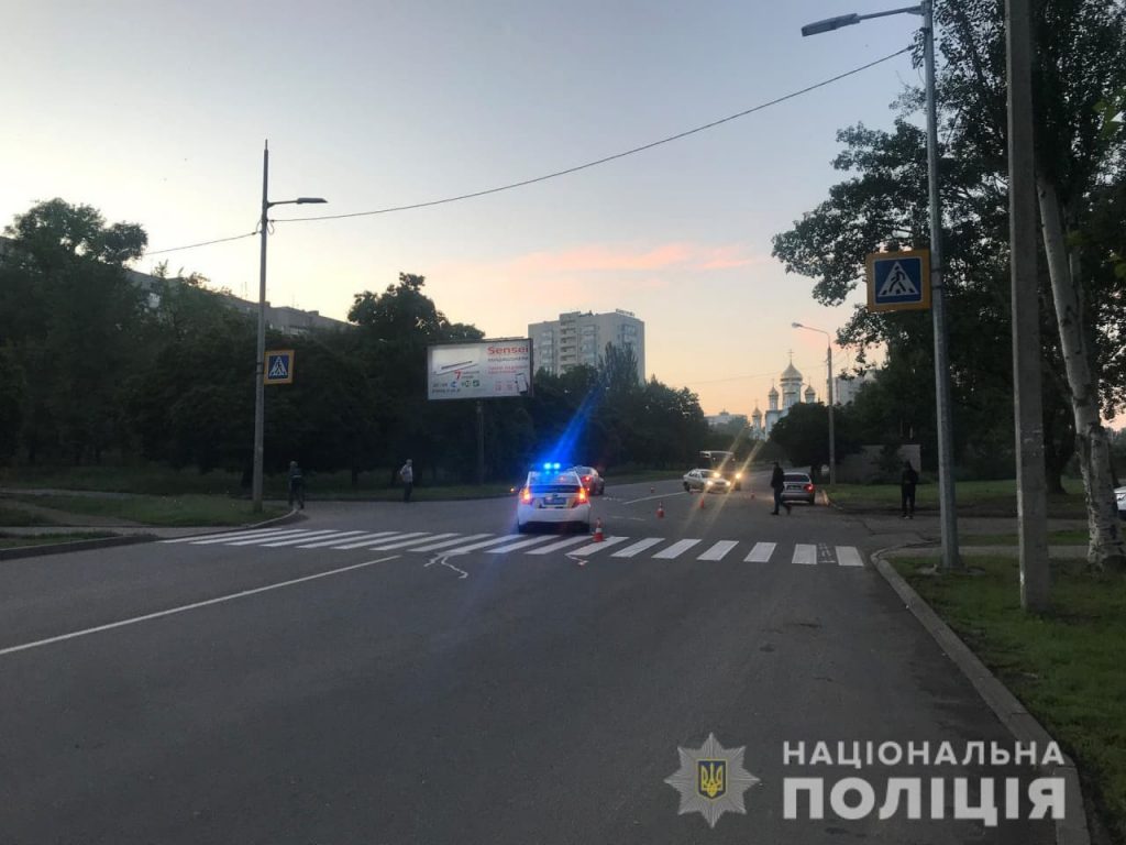 Легковушка снесла двух пешеходов: в Харькове ищут свидетелей ДТП (фото)
