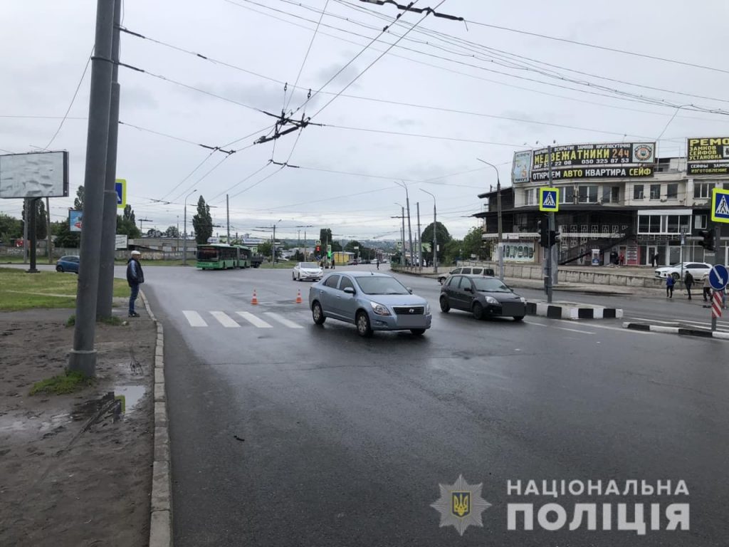 Легковушка наехала на пешехода: в Харькове ищут свидетелей ДТП (фото)