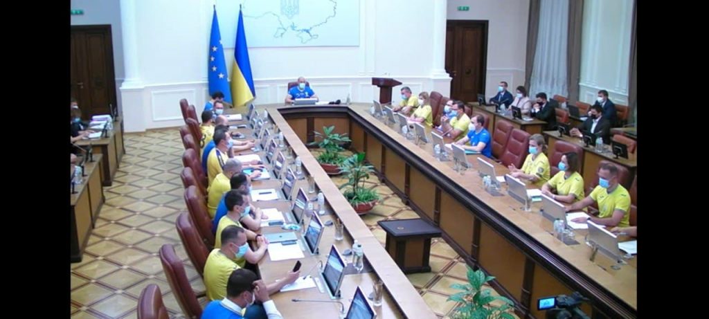 Члены Кабмина пришли на сегодняшнее заседание в футбольной форме сборной Украины