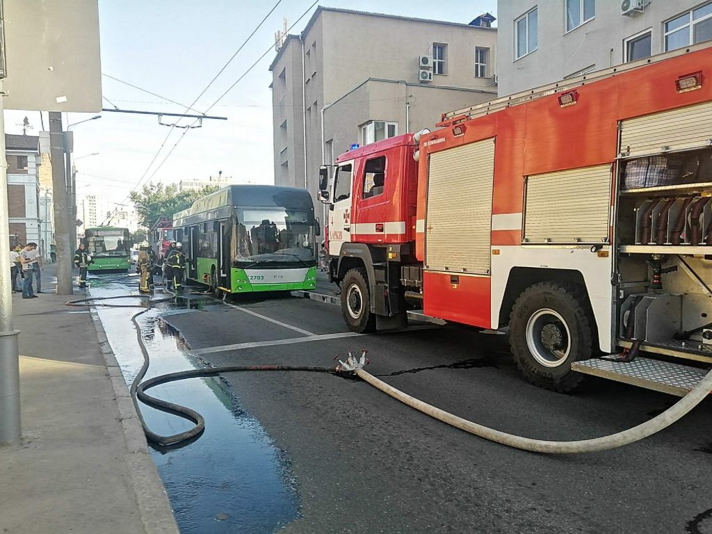 В Харькове у троллейбуса на ходу загорелась аккумуляторная батарея (фото)