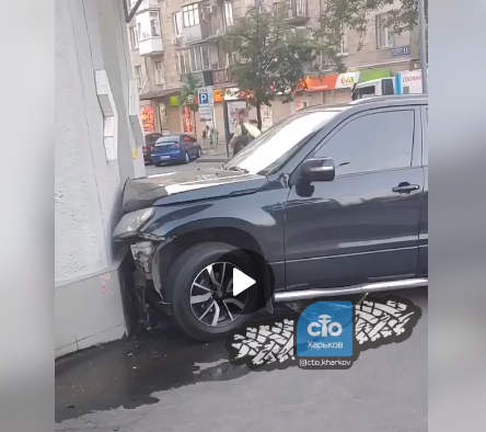 В Харькове Suzuki столкнулся с мусоровозом и от удара отлетел в аптеку