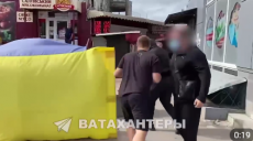 Неизвестные разломали в Харькове палатку, в которой продавались сигареты (видео)