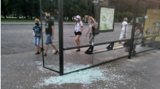 Возле сада Шевченко вандалы разбили стекла на остановке (фото)