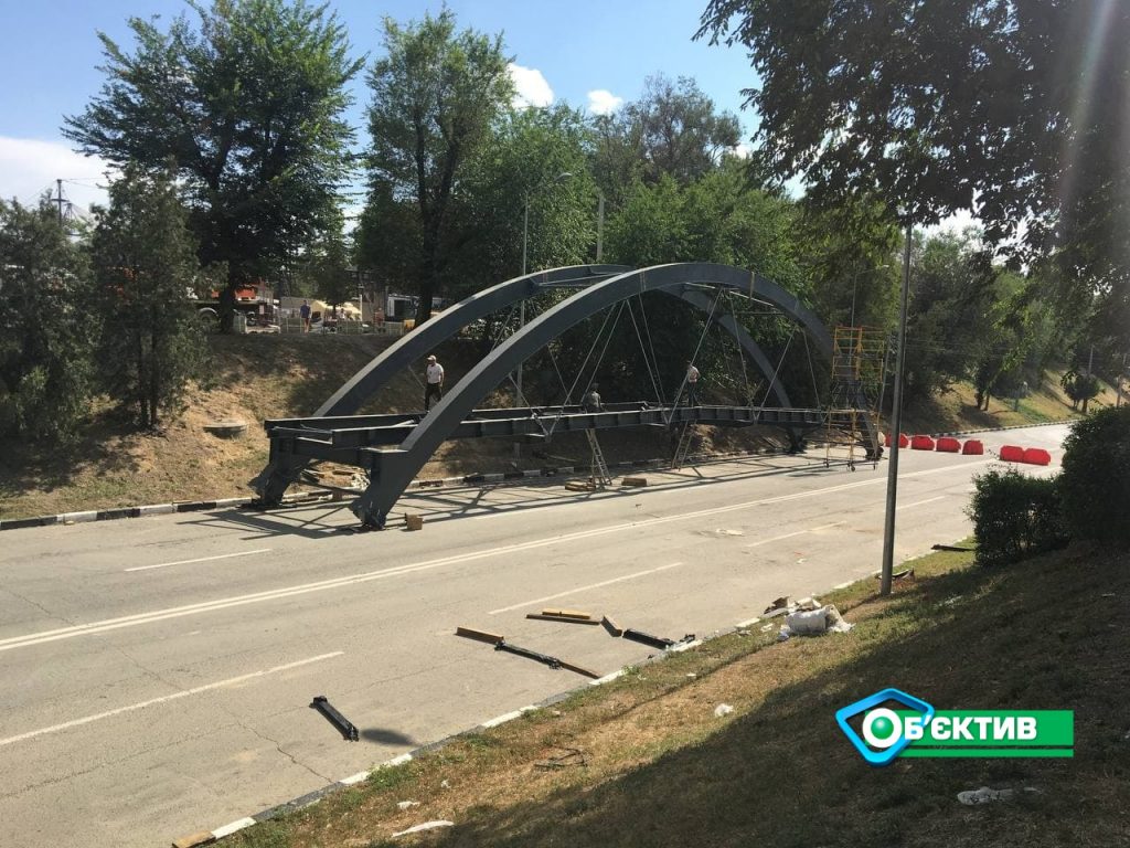 На Клочковском спуске монтируют новый мост (фото)
