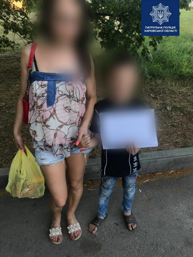 Патрульные в Харькове нашли на улице маленького ребенка (фото)