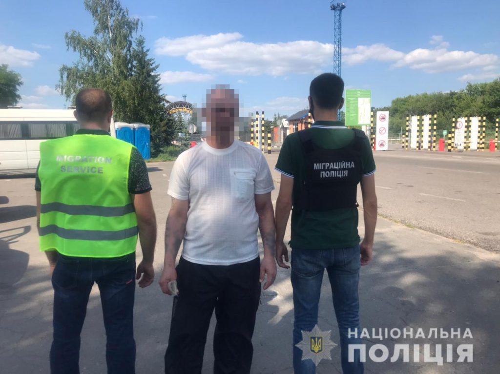 Харьковские полицейские выдворили за пределы Украины грабителя из Российской Федерации