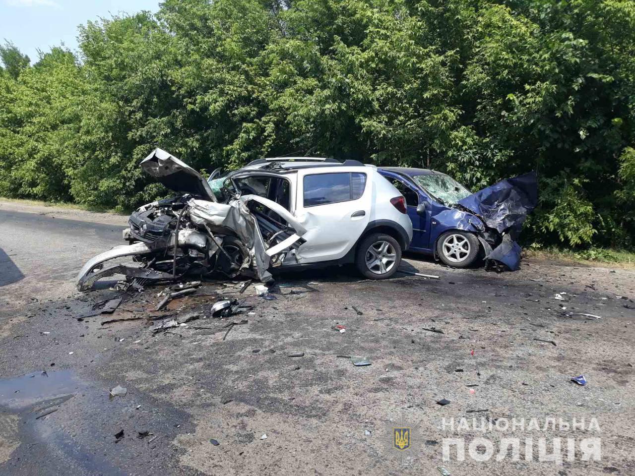 Водитель одного из авто, столкнувшихся на дороге в Харьковской области, скончался