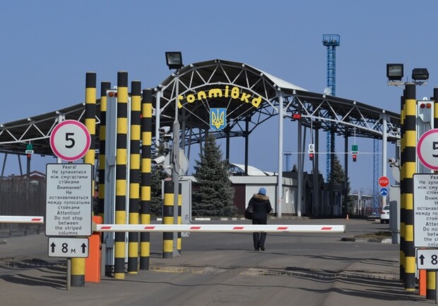 На границе всех прибывающих из России тестируют на COVID-19 экспресс-тестом