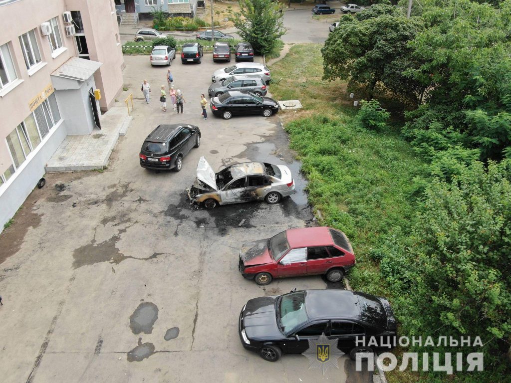 Автомобиль Hyunday сгорел, ВАЗ — поврежден: полиция расследует поджог в Харькова (фоторепортаж)