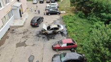 Автомобиль Hyunday сгорел, ВАЗ — поврежден: полиция расследует поджог в Харькова (фоторепортаж)