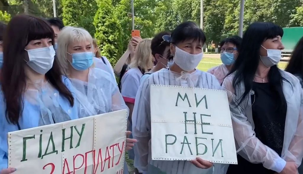 Под Харьковом медики на час заблокировали киевскую трассу, требуя зарплат