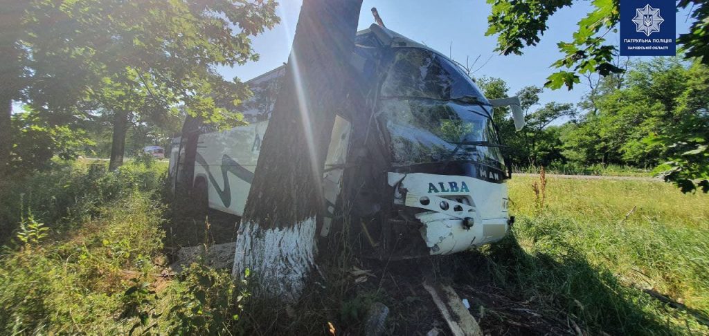 На Харьковщине автобус с пассажирами врезался в дерево (фото)