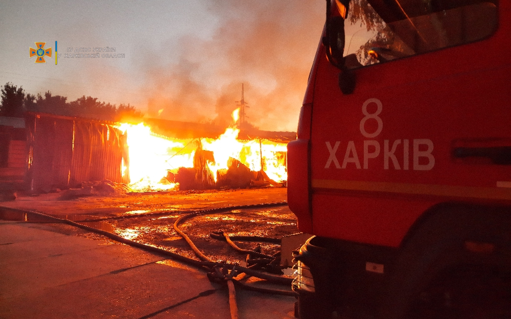 В Харькове продолжается ликвидация пожара на складе древесины. Привлечен пожарный поезд