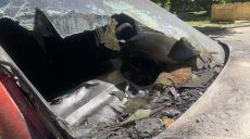 В Харькове подожгли автомобиль, припаркованный на ночь возле многоэтажки (фото)