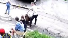 Харьковчанина, который прилюдно и жестоко избил несовершеннолетнюю, обвиняют в легких телесных повреждениях (видео)