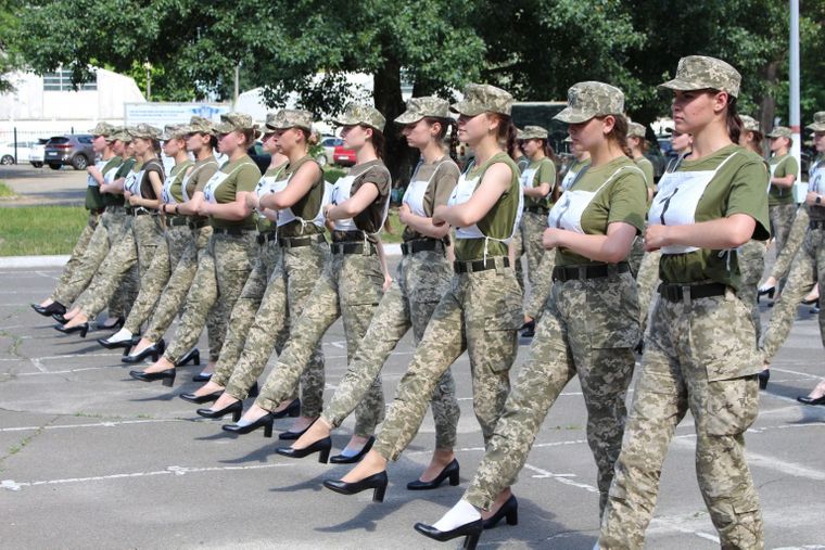 Вместо белья и «гендерных» бронежилетов женщинам-военнослужащим выдали туфли на высоких каблуках (фото)