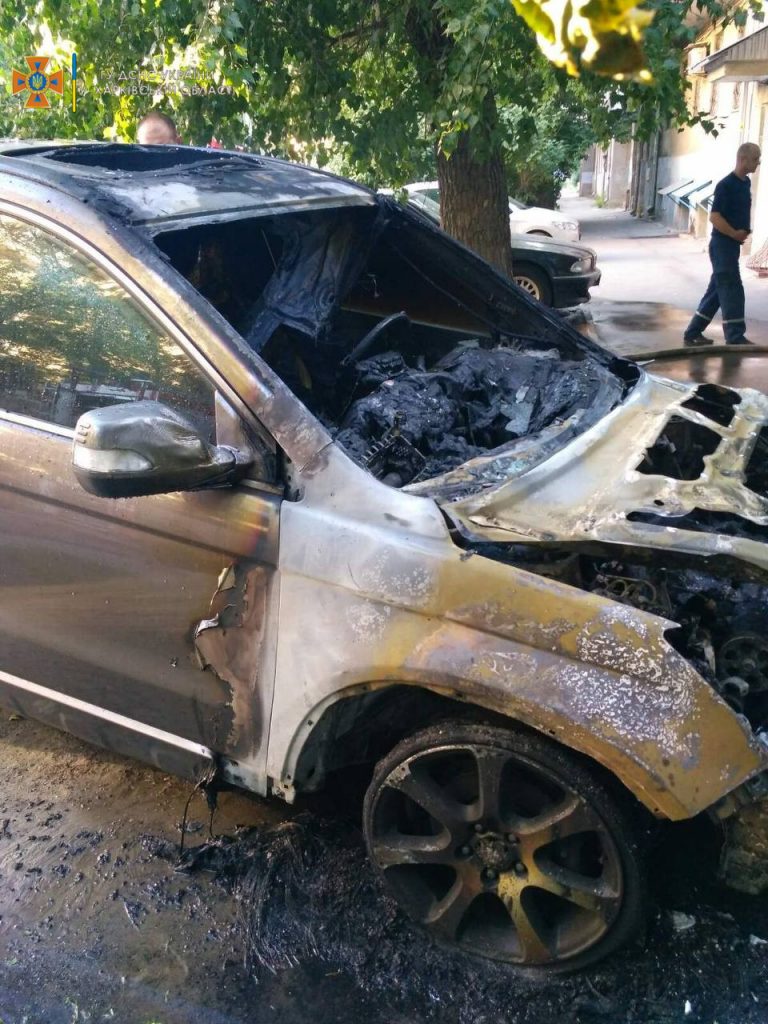 В центре Харькова сгорел автомобиль (фото)