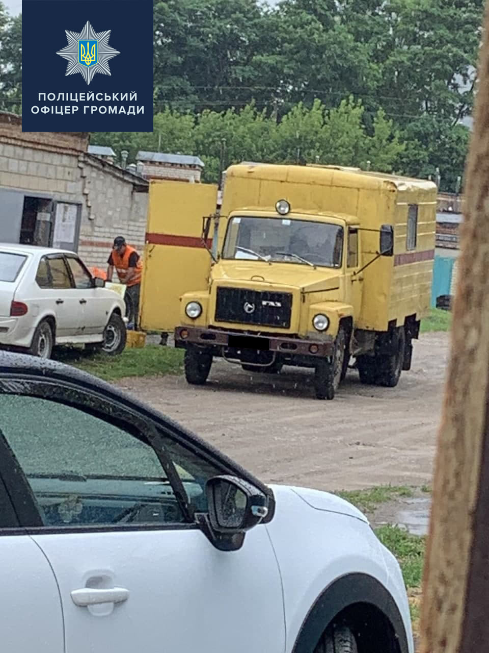 На Харьковщине коммунальщики украли канализационный люк (фото)