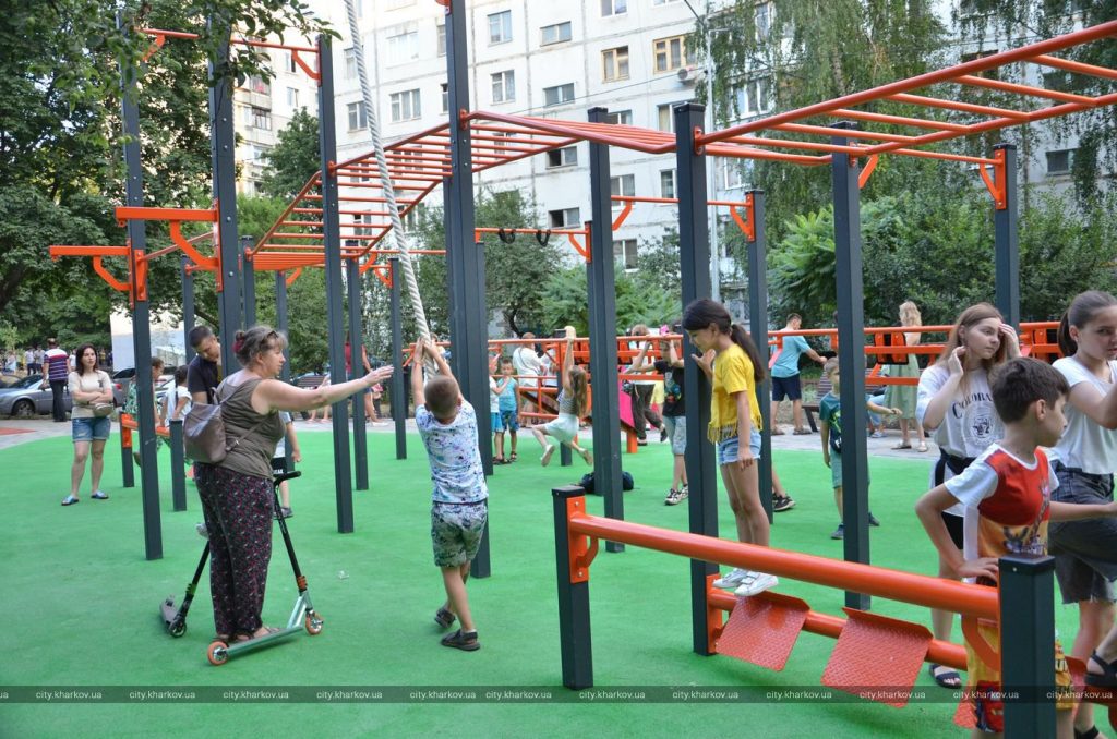 В Немышлянском районе открыли комплекс из детских площадок (фоторепортаж)