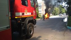 Под Харьковом во время движения сгорел автомобиль (фото)