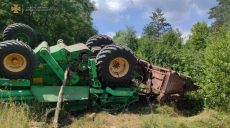 В Харьковской области спасатели достали из-под перевернувшегося комбайна его водителя (фото)