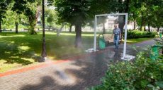 В парках Харькова установили охладительные арки
