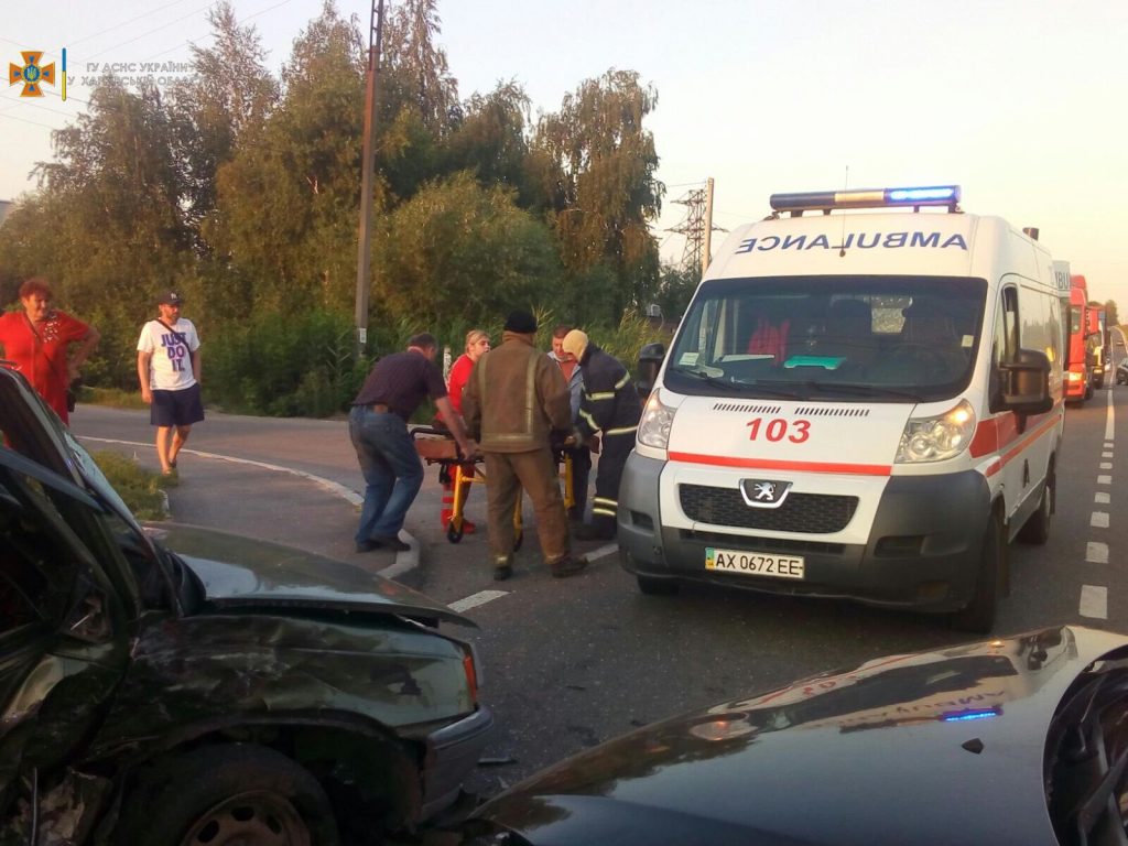 На Харьковщине столкнулись легковушки: спасатели деблокировали пассажирку (фото)