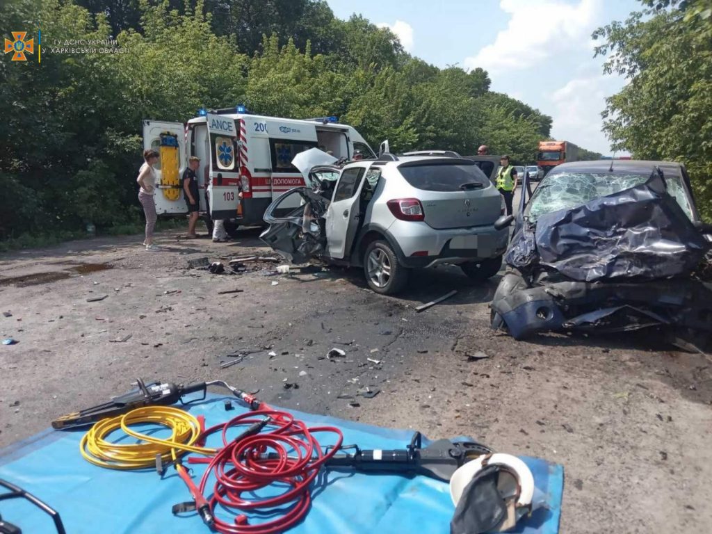 ДТП на Харьковщине: спасатели вырезали пострадавшего водителя (фото)