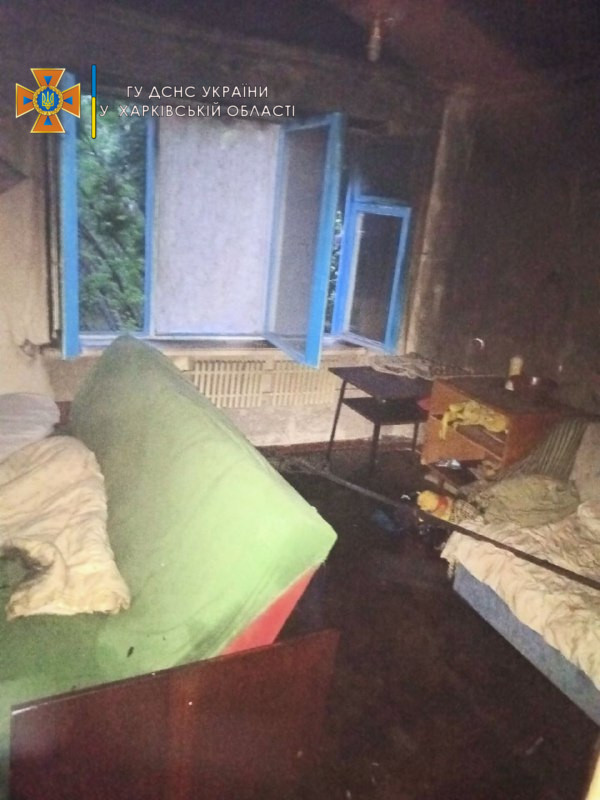 Спасателям пришлось эвакуировать людей во время пожара в пятиэтажке в Харьковской области