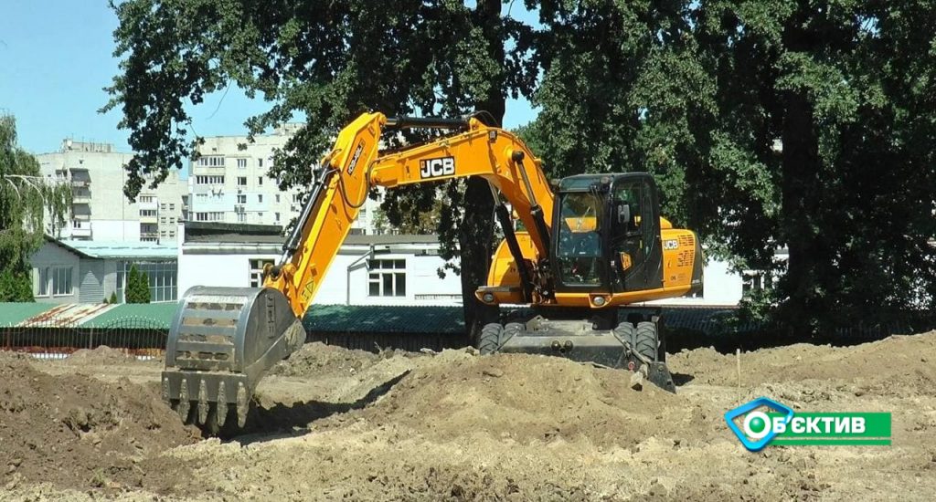 Клумбы, волейбольные площадки и корт с искусственной травой: в Харькове преображают популярный сквер (фото)