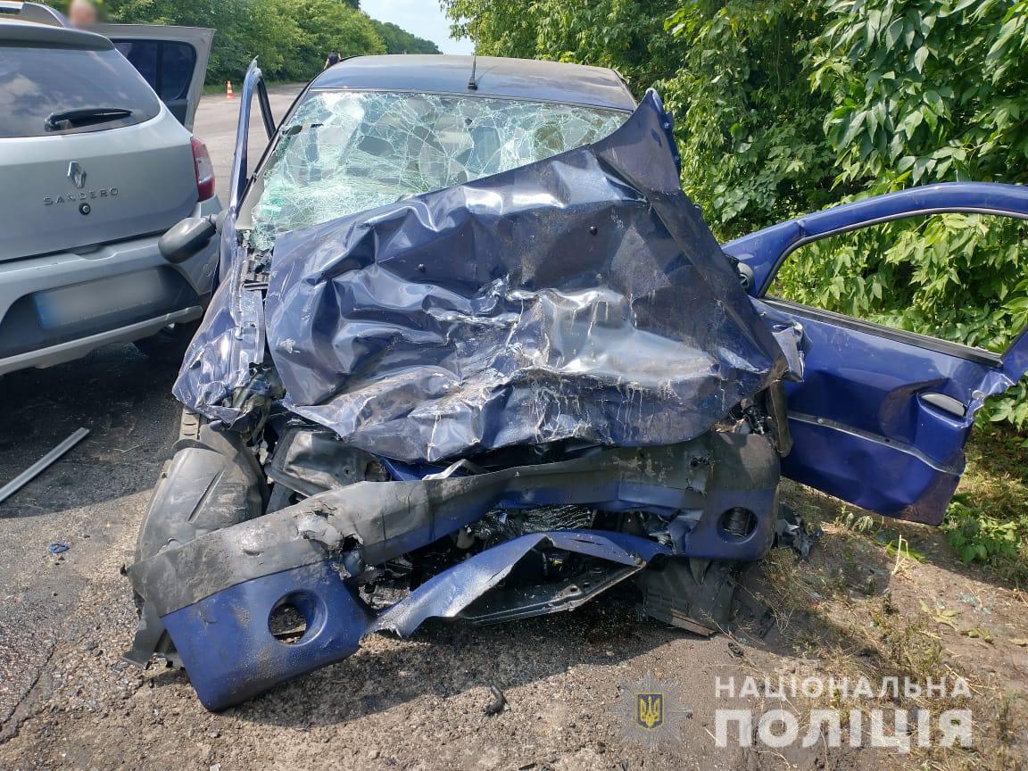 В ДТП на Харьковщине пострадали четверо взрослых и младенец: один из водителей скончался (фото)