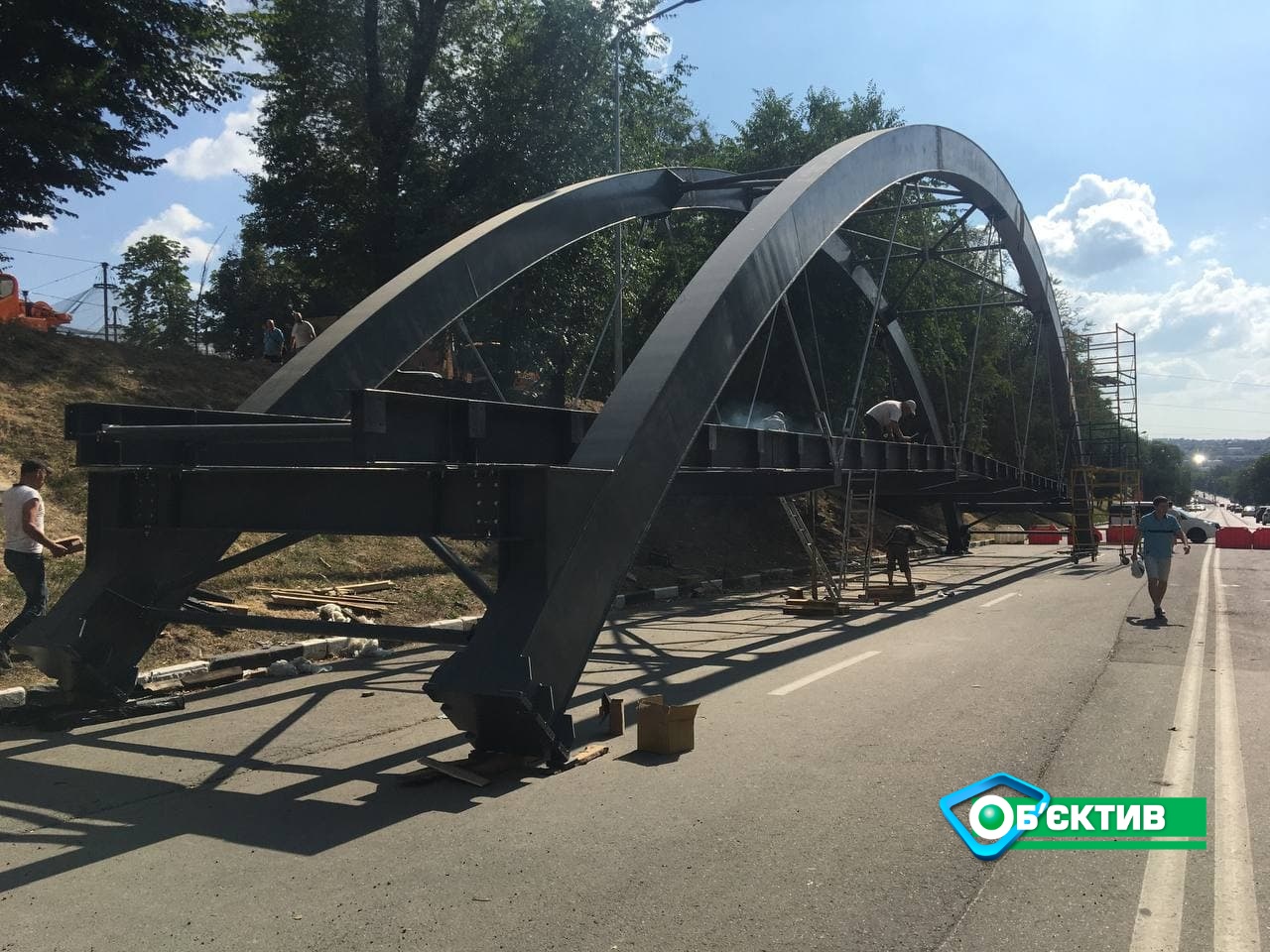 Коммунальщики приступили к монтажу Зоологического моста в Харькове