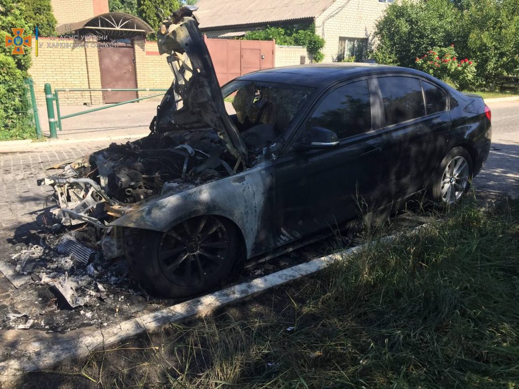 Ночью в Харькове сгорел BMW (подробности, видео)