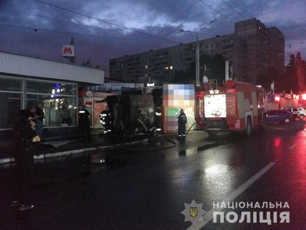 Полиция объединила поджоги сигаретных киосков и автомобилей в одно дело (фоторепортаж)