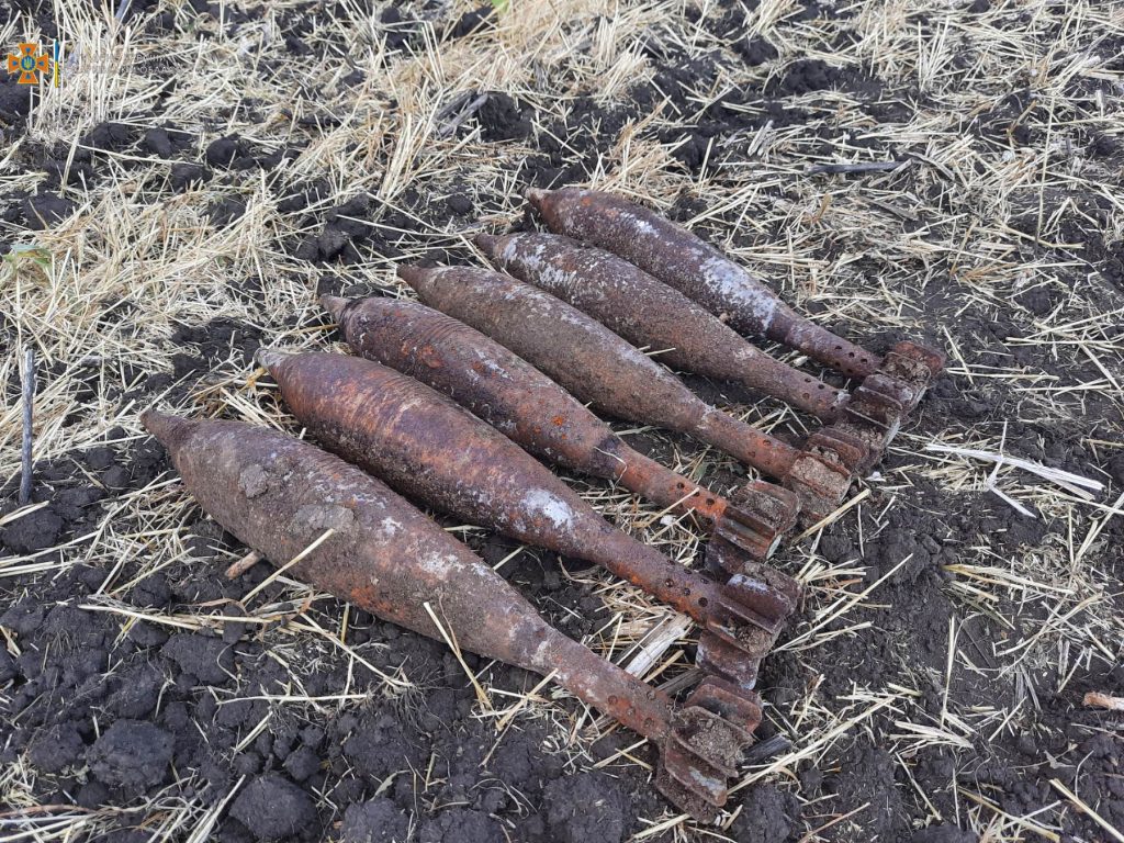 На Харьковщине в поле нашли артснаряды (фото)