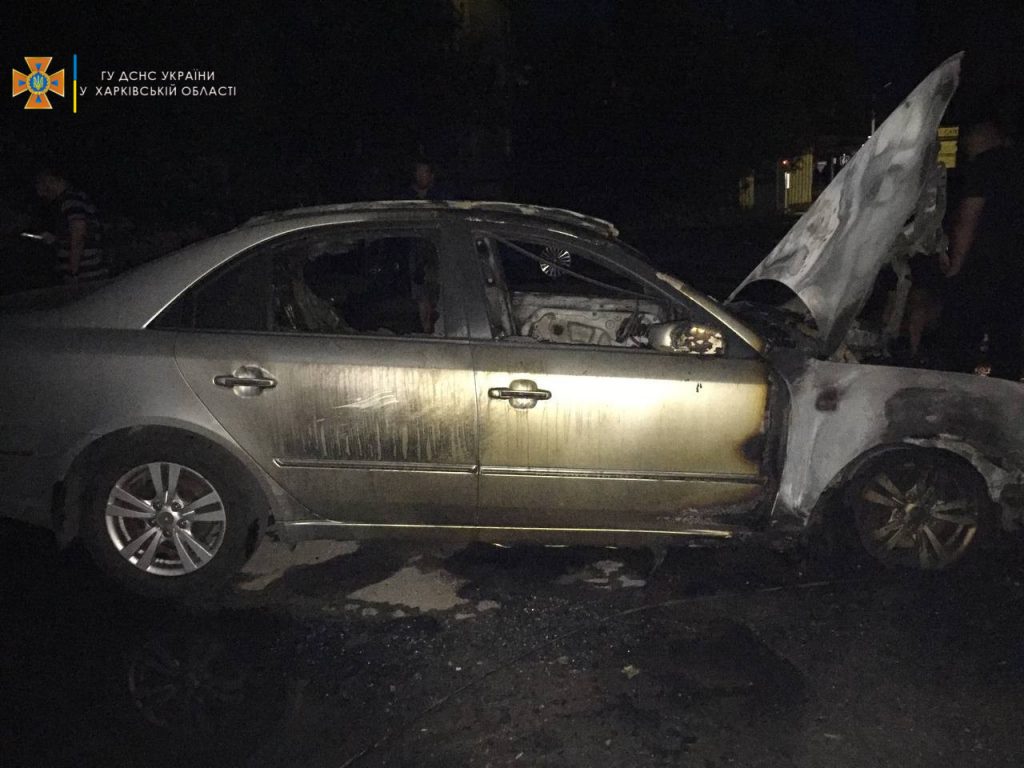 Во дворе дома на проспекте Победы горели два автомобиля (фото)