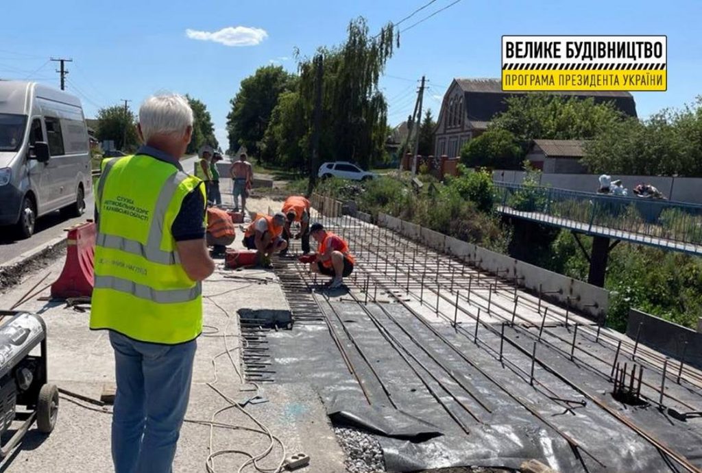 На двух мостах в Харьковской области продолжают ремонты (фото)