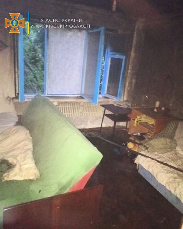 На Харьковщине спасатели эвакуировали 4-х человек с верхнего этажа многоэтажки
