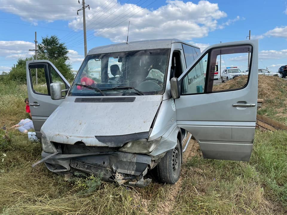 В ДТП на Луганщине пострадали пятеро пассажиров микроавтобуса, который двигался из пгт. Станица-Луганская до Харькова - фото 4