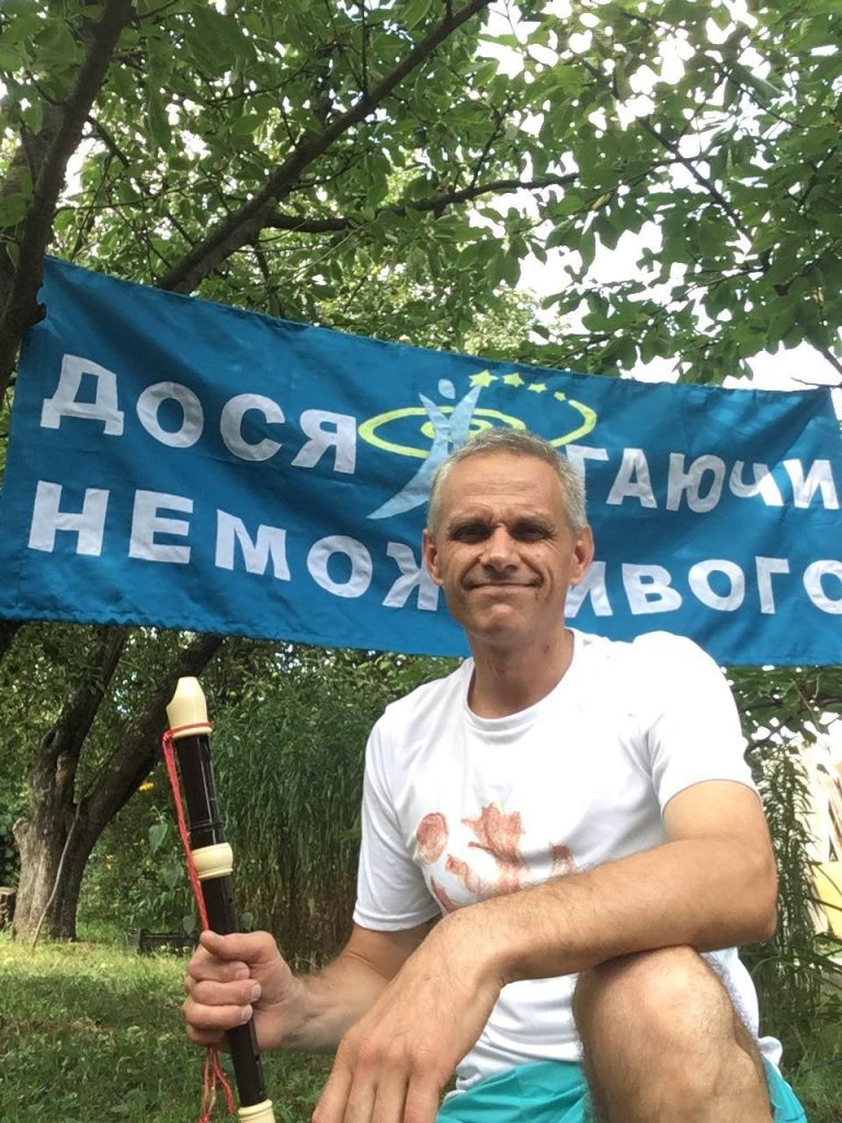 Житель Харьковщины собирается установить рекорд по плаванью с одновременной игрой на флейте