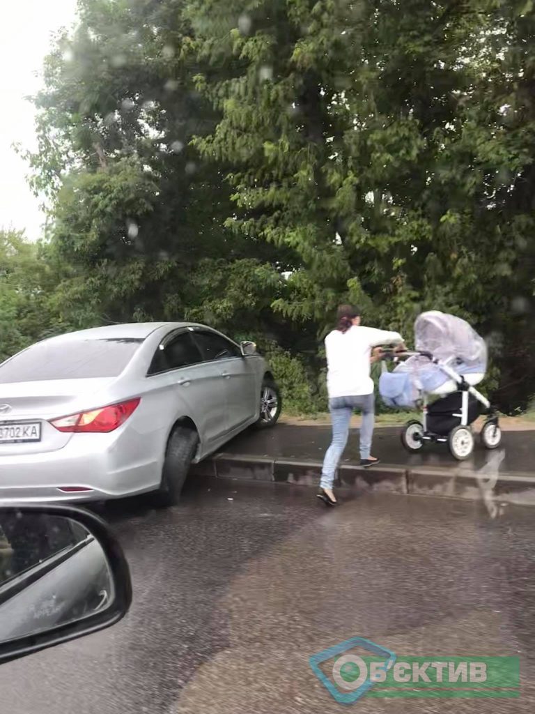 В Харькове иномарка вылетела на тротуар возле остановки и перекрыла проход пешеходам (фото)